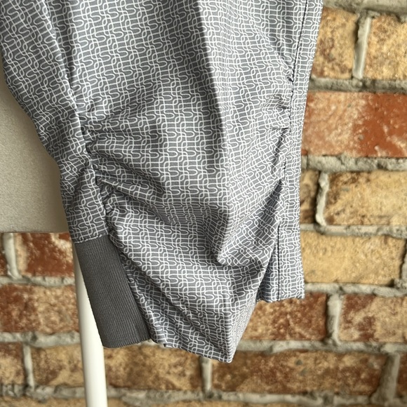 Annika Morgain Pull On Knee length Women’s Capris Gray Pattern Sz 10 Rushed Knee - Picture 6 of 10